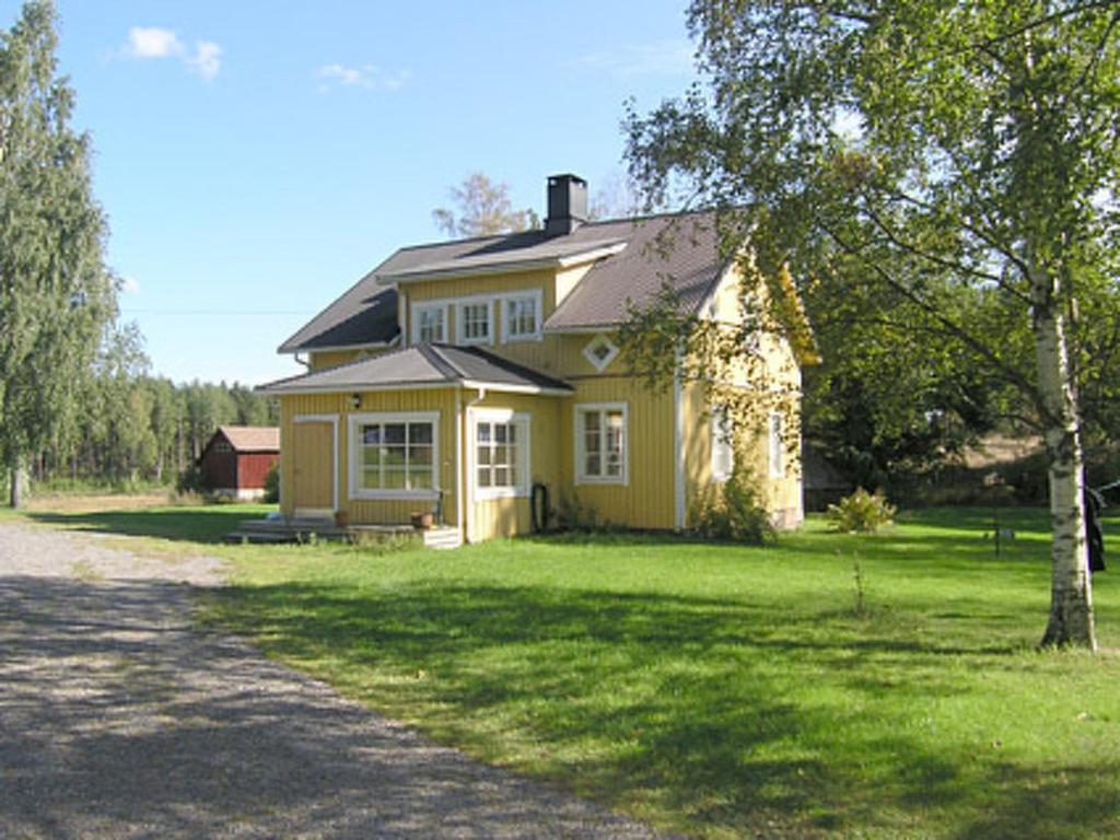 une maison jaune avec un arbre dans la cour dans l'établissement Holiday Home Muonamies by Interhome, à Kyynämäki
