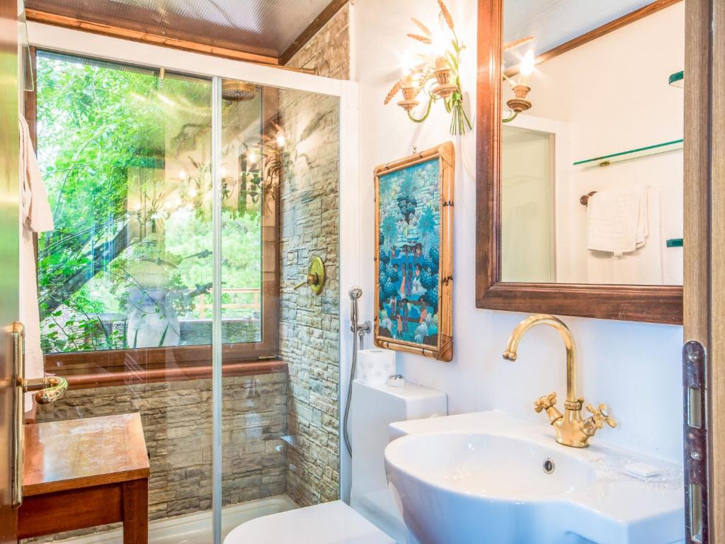 A bathroom at Holiday Home Villa Poggiobello by Interhome