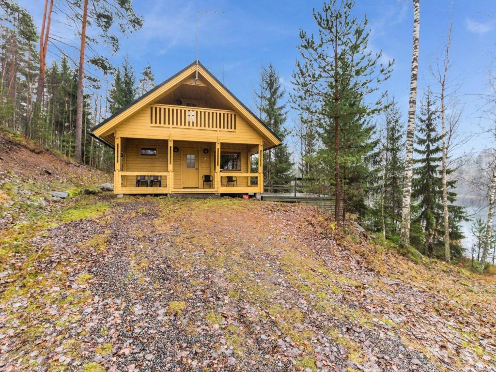 une maison au sommet d'une colline dans les bois dans l'établissement Holiday Home Mirus by Interhome, à Böle