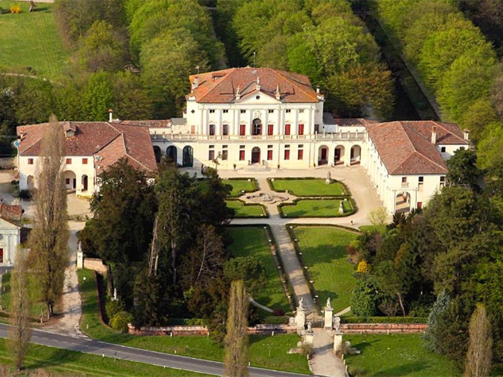 una grande casa bianca con un giardino di fronte di Villa Barchessa Palladio by Interhome a Levada