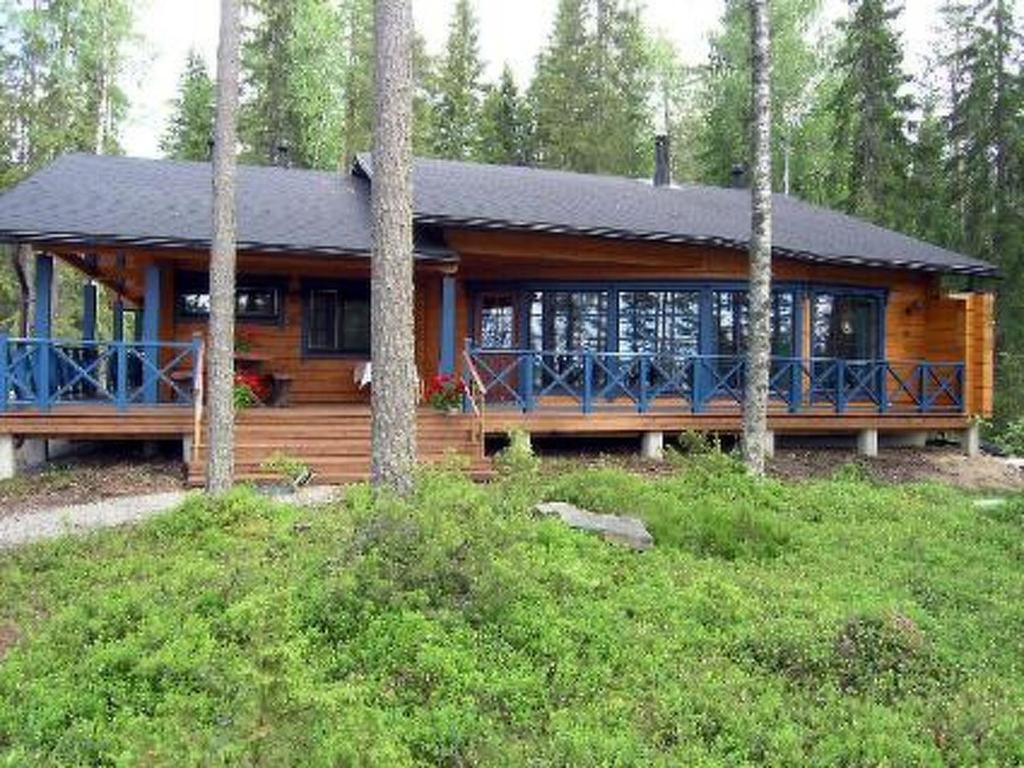HakoniemiにあるHoliday Home Mustikka by Interhomeの森の中のログキャビン