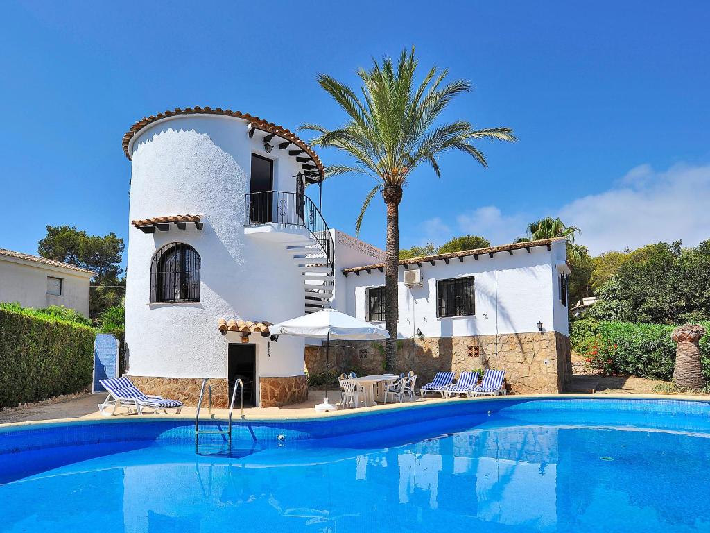 uma villa com piscina em frente a uma casa em Holiday Home Wolf by Interhome em Balcon del Mar