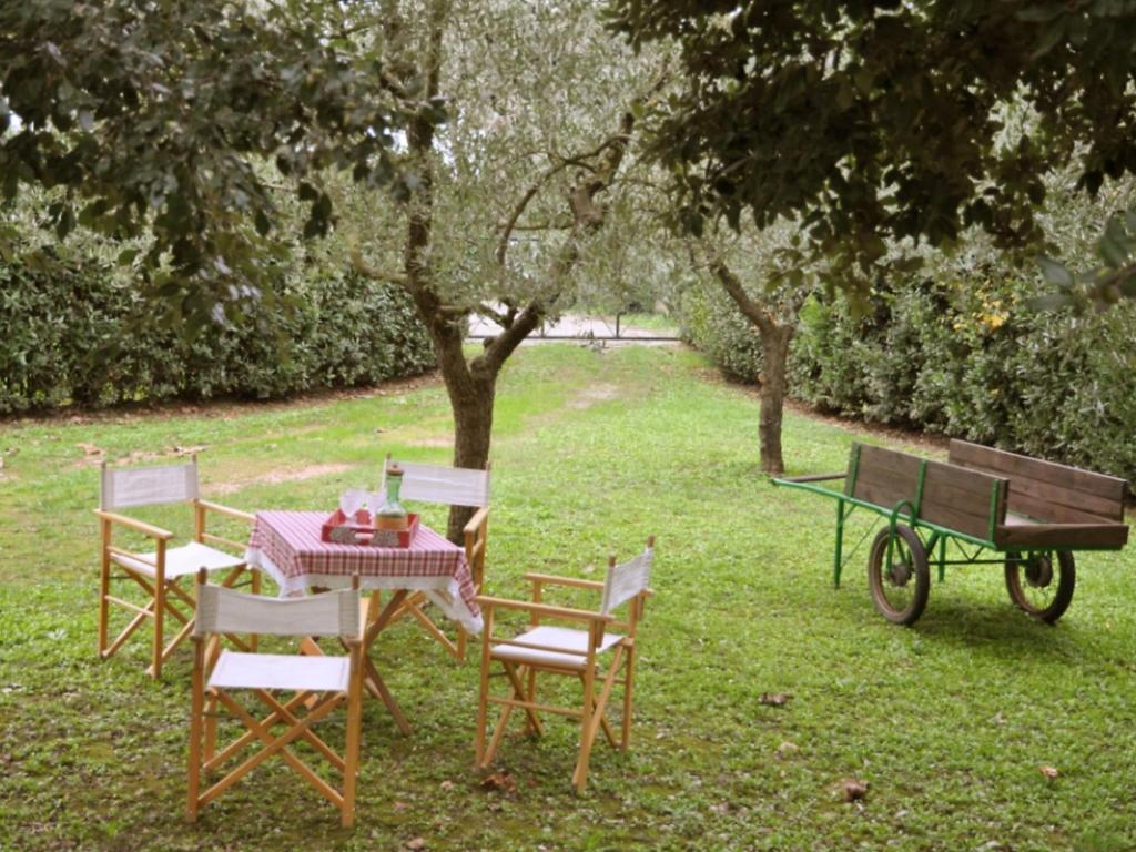 Ogród w obiekcie Holiday Home Casetta Ponticelli by Interhome