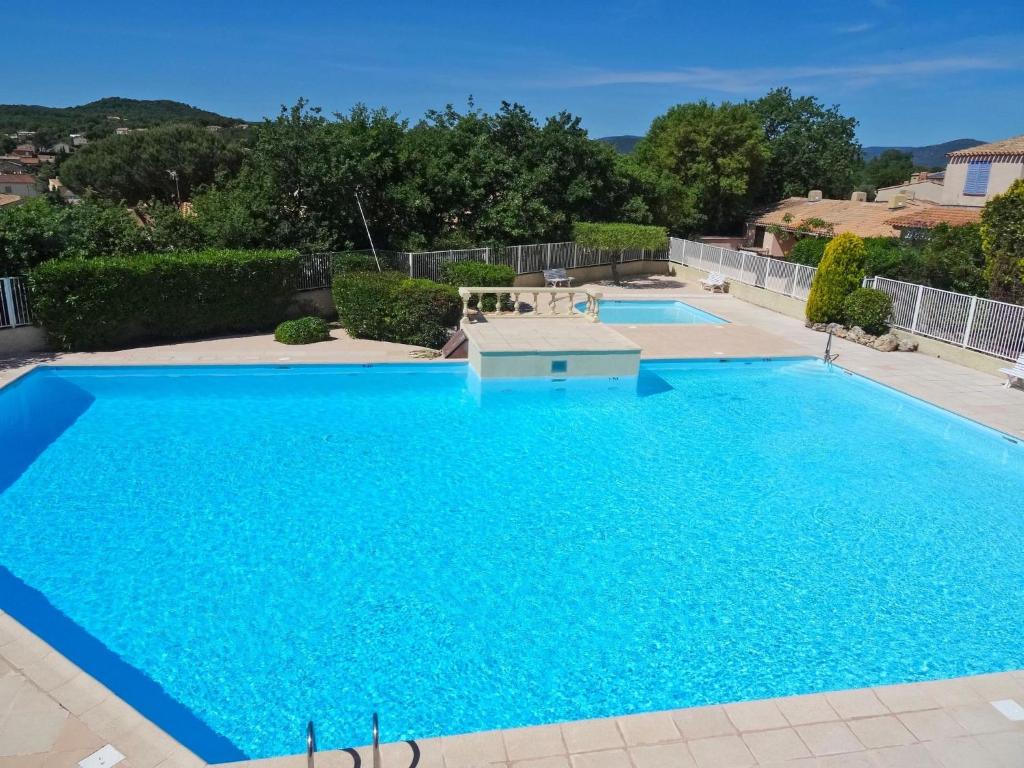 duży basen z niebieską wodą w obiekcie Holiday Home Les Mas de Cogolin by Interhome w mieście Cogolin
