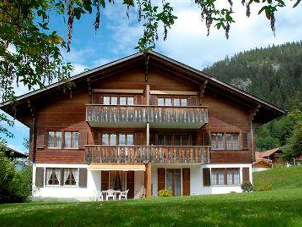 ein großes Holzhaus mit einem großen Balkon in der Unterkunft Apartment Linder by Interhome in Blankenburg