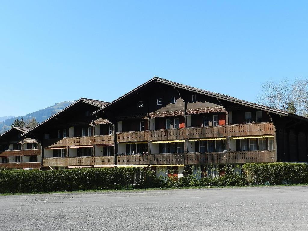 een groot gebouw met balkons aan de zijkant bij Apartment Oberland Nr- 29 by Interhome in Gstaad