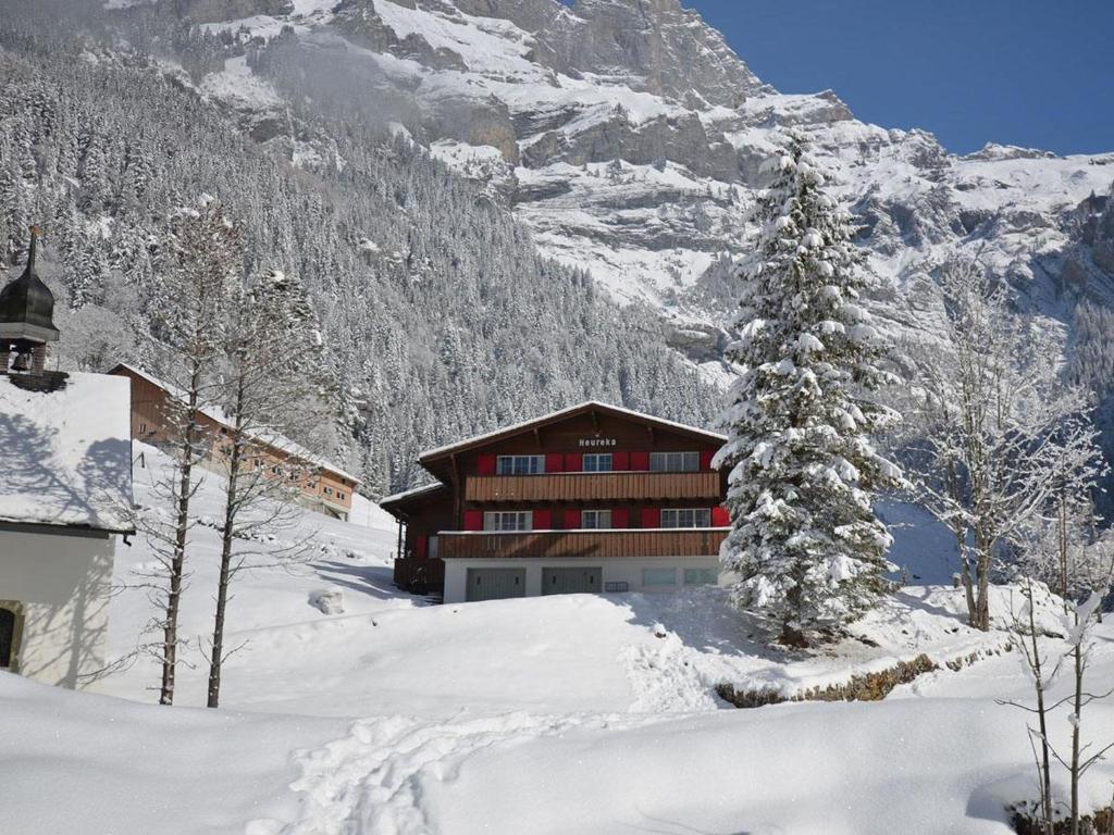 ein Gebäude im Schnee neben einem Berg in der Unterkunft Apartment Chalet Heureka-Horbis by Interhome in Engelberg