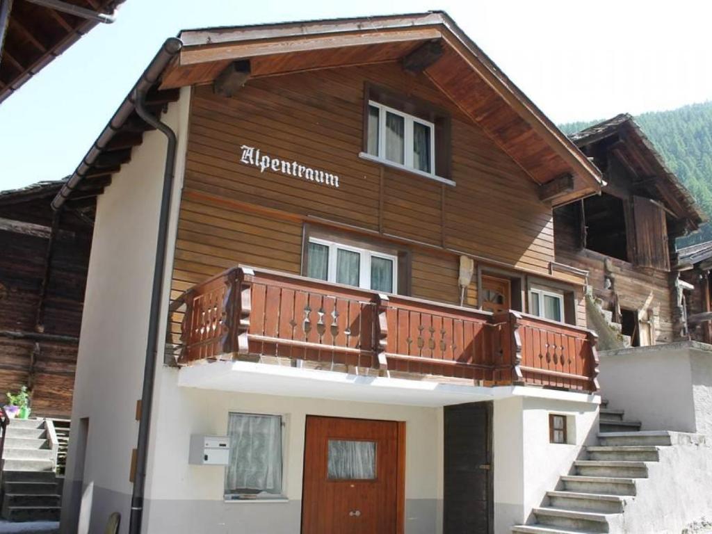 ein Gebäude mit Balkon darüber in der Unterkunft Apartment Alpentraum by Interhome in Saas-Grund