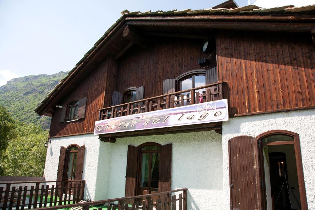 Nespecifikovaný výhled na hory nebo výhled na hory při pohledu z hotelu