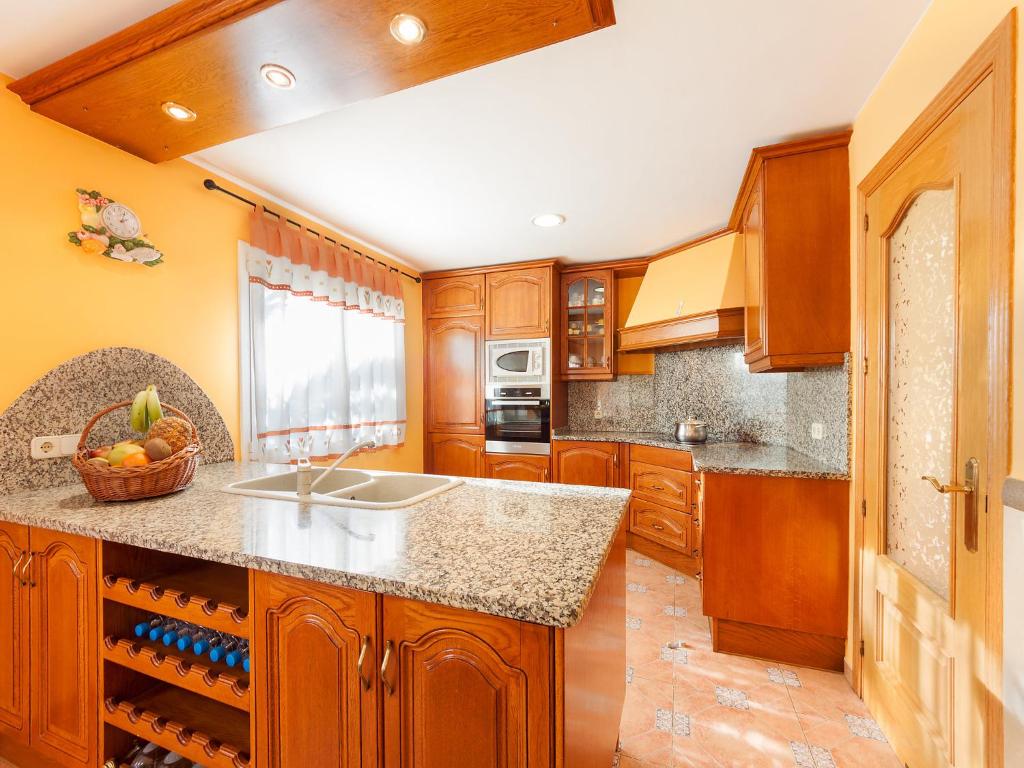 Kuchyň nebo kuchyňský kout v ubytování Holiday Home Mari by Interhome