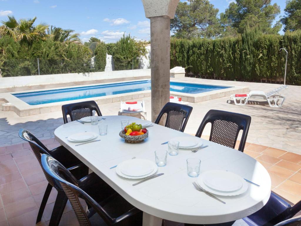 Bazén v ubytování Villa Villa Sant Jordi by Interhome nebo v jeho okolí