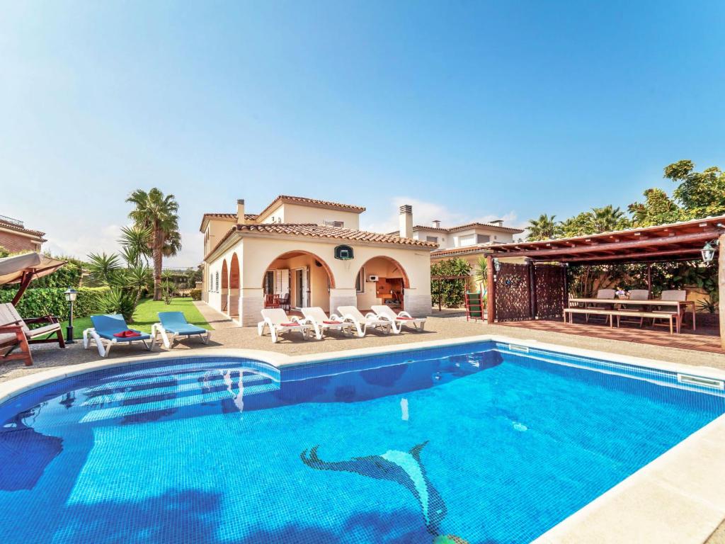 una piscina frente a una casa en Holiday Home Mari by Interhome, en Sant Antoni de Calonge