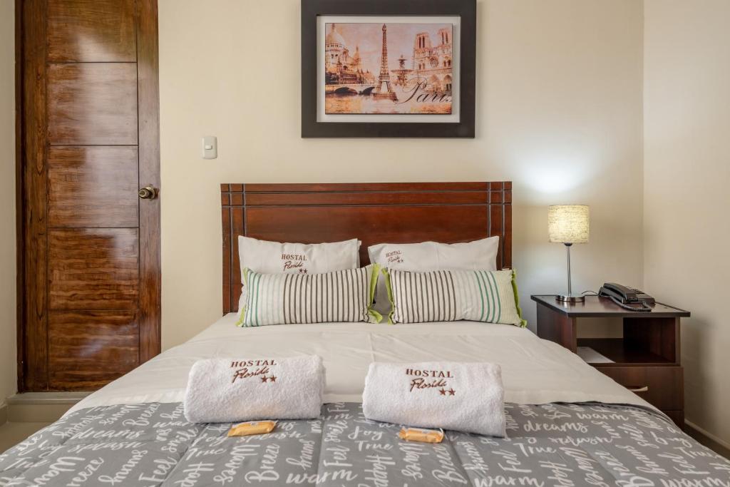 um quarto com uma cama com duas toalhas em Hostal Florida em Chiclayo