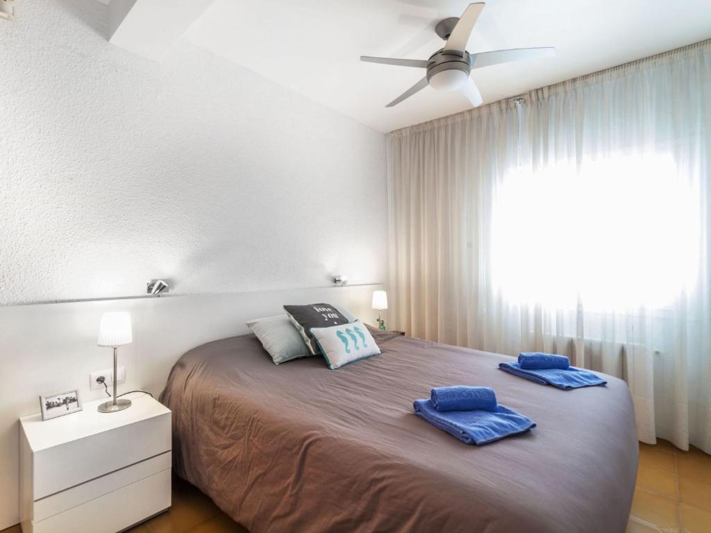 A bed or beds in a room at Holiday Home Platja by Interhome