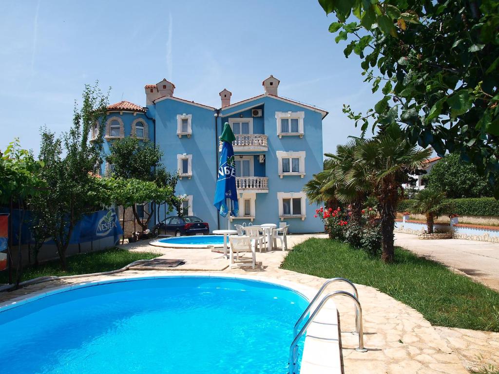 un bâtiment avec une piscine en face d'un bâtiment dans l'établissement Apartment Hilde Blue-9 by Interhome, à Medulin