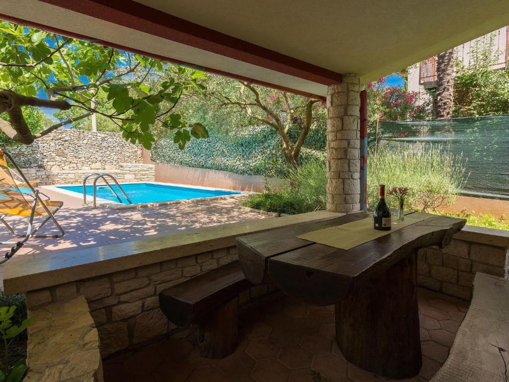 Bazén v ubytování Holiday Home Istra by Interhome nebo v jeho okolí