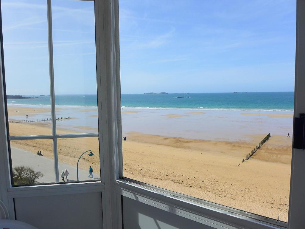 - une vue sur la plage depuis la fenêtre dans l'établissement Apartment Les Nielles by Interhome, à Saint-Malo