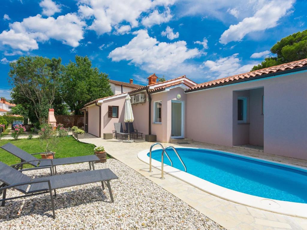 Villa con piscina en un patio en Holiday Home Lino by Interhome, en Štinjan
