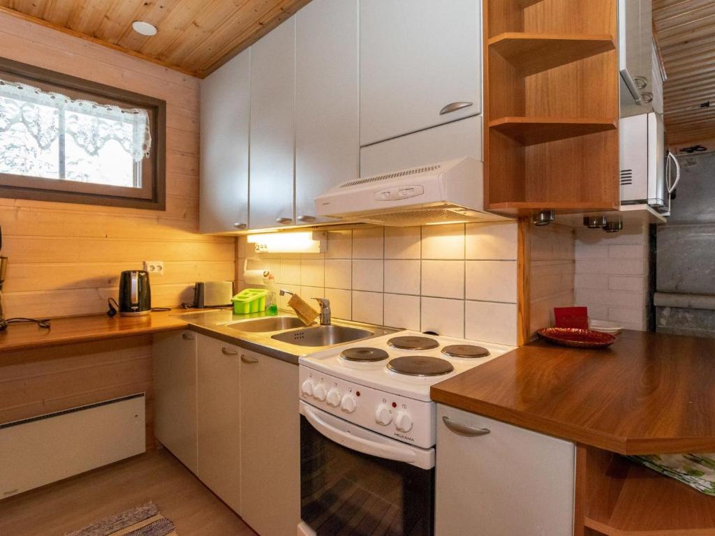 Kuchyň nebo kuchyňský kout v ubytování Holiday Home Aamunsarastus by Interhome