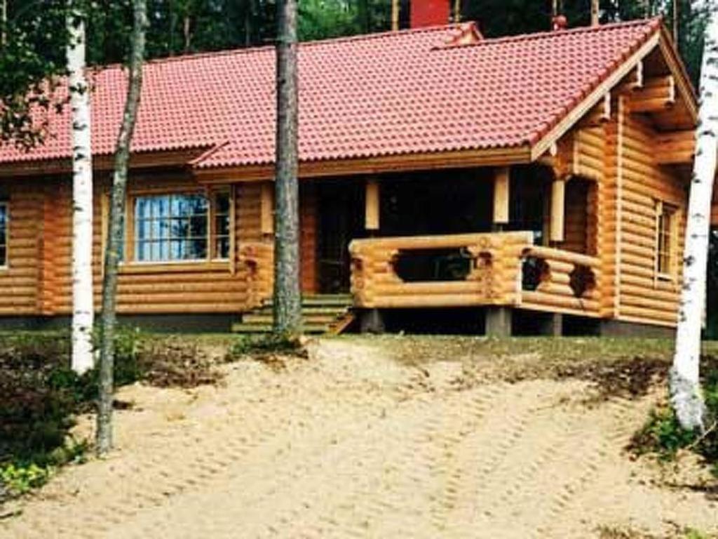 una casa de madera con una entrada delante de ella en Holiday Home Niemennokka by Interhome, en Kammola
