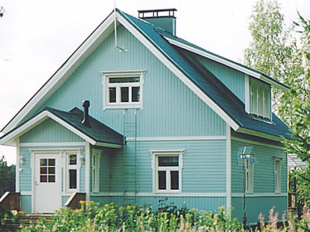 una casa azul con techo de gambrel en Holiday Home Eteläranta by Interhome en Armisvesi