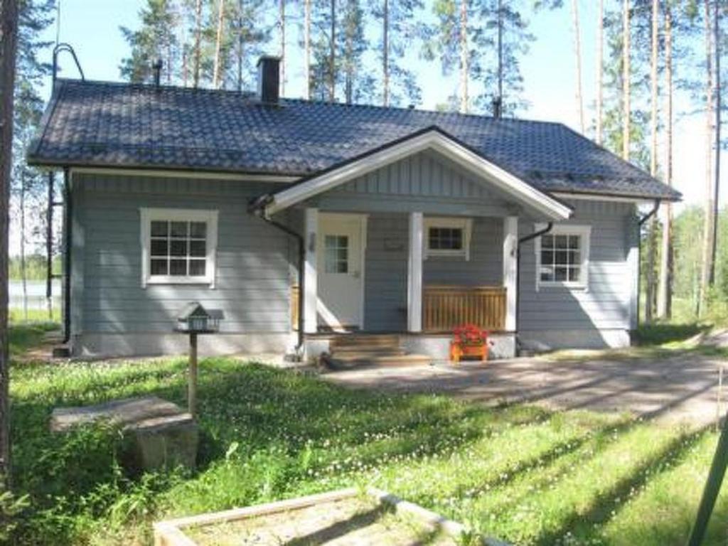 ein kleines Haus inmitten eines Gartens in der Unterkunft Holiday Home Käpälämäki by Interhome in Lahdenkylä