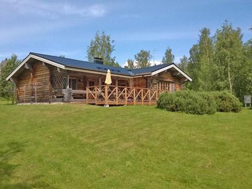 una cabaña de madera con un gran patio delante en Holiday Home 5650 by Interhome en Koskenpää