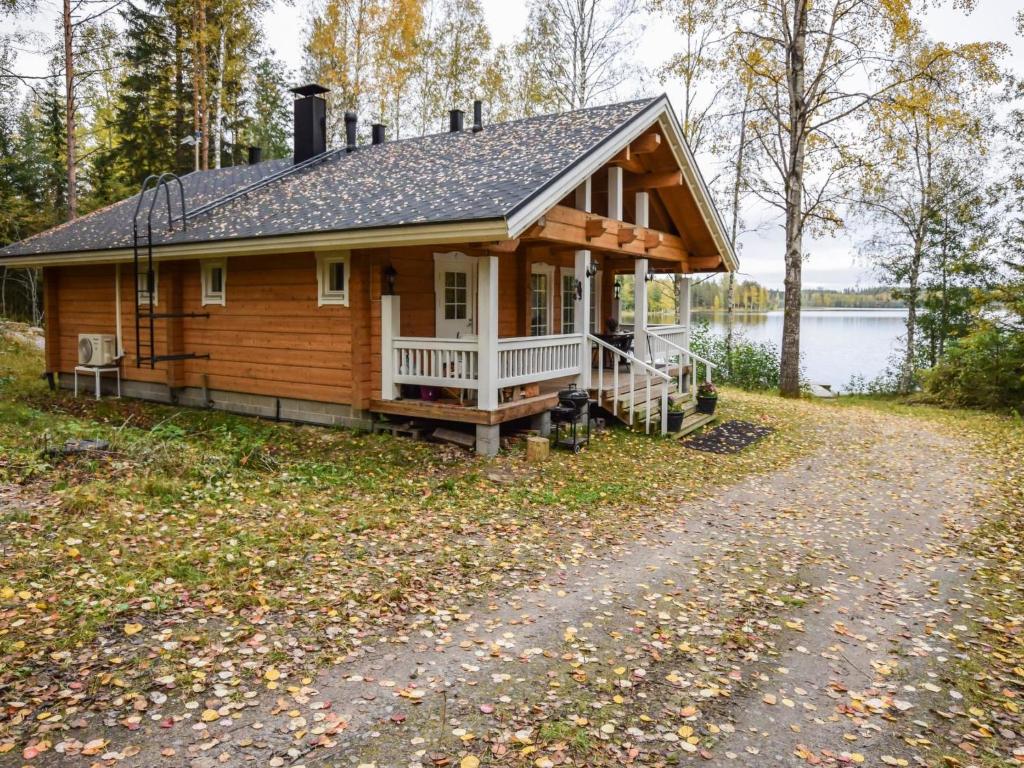 KyyröにあるHoliday Home Mökki mikkola by Interhomeの湖畔の丸太小屋