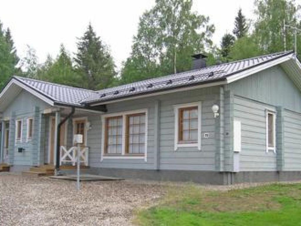LahdenperäにあるHoliday Home Rusakko by Interhomeの窓が多い小さな青い家