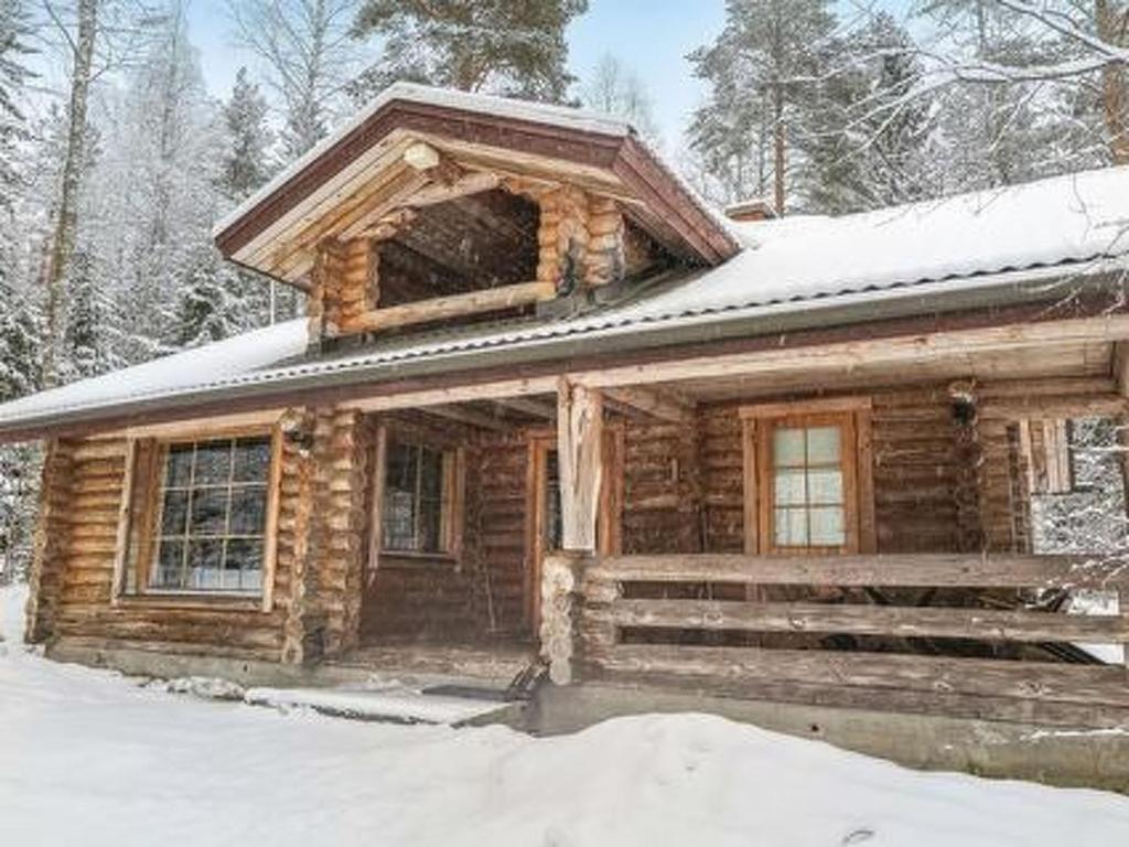 SäkinmäkiにあるHoliday Home Hepolehto by Interhomeの屋根に雪が積もった丸太キャビン