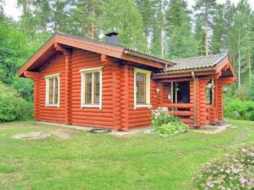 een kleine blokhut in een grasveld bij Holiday Home Petäjäniemi by Interhome in Saari
