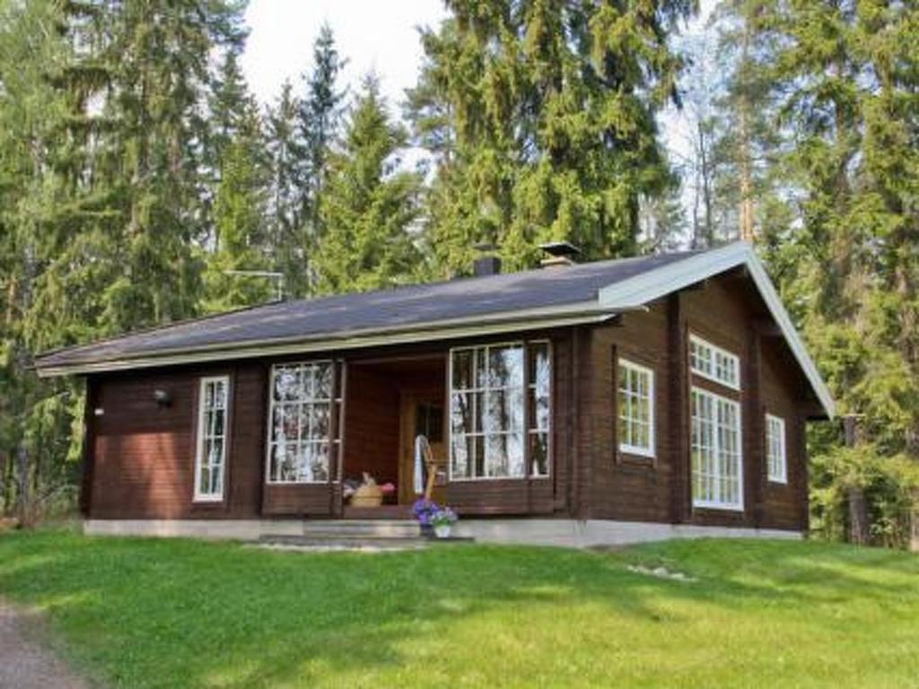 ein kleines Haus inmitten eines Gartens in der Unterkunft Holiday Home Hämeenhelmi by Interhome in Pätiälä