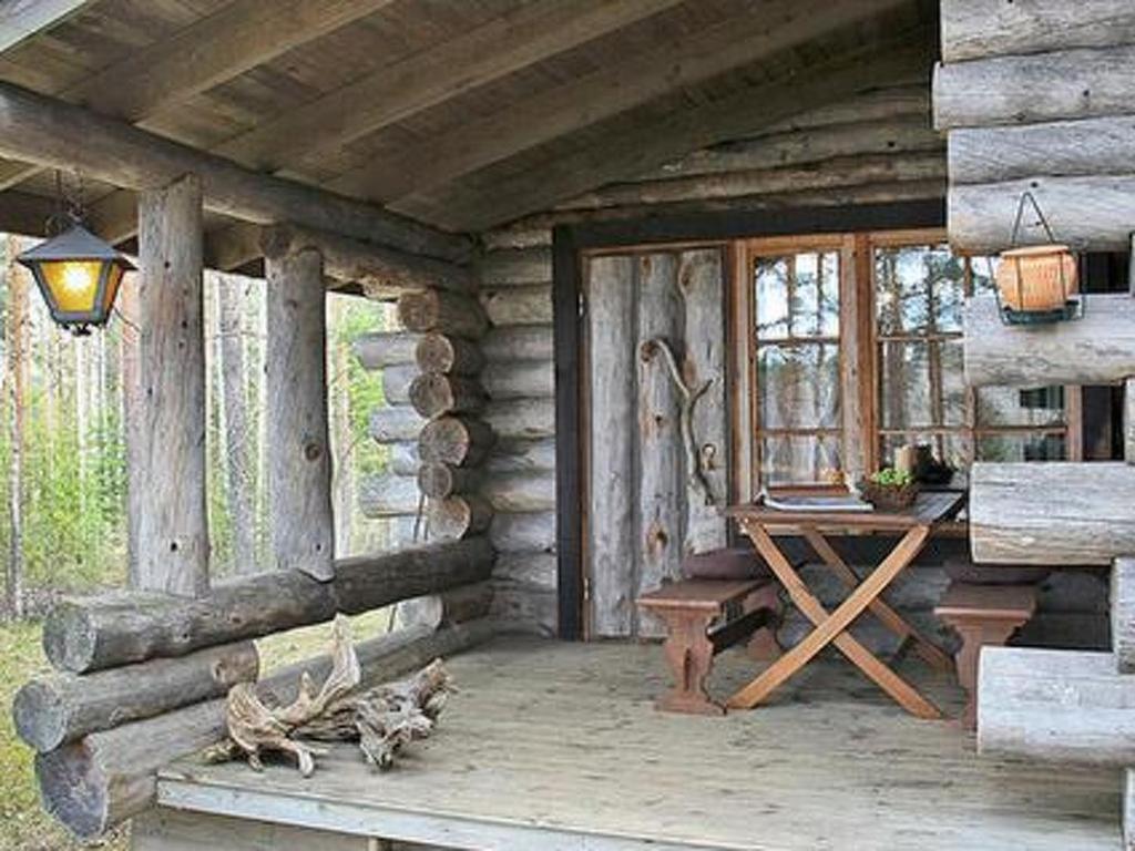 PätiäläにあるHoliday Home Näätämö by Interhomeの木製のテーブルと鶏が並ぶ丸太小屋の玄関