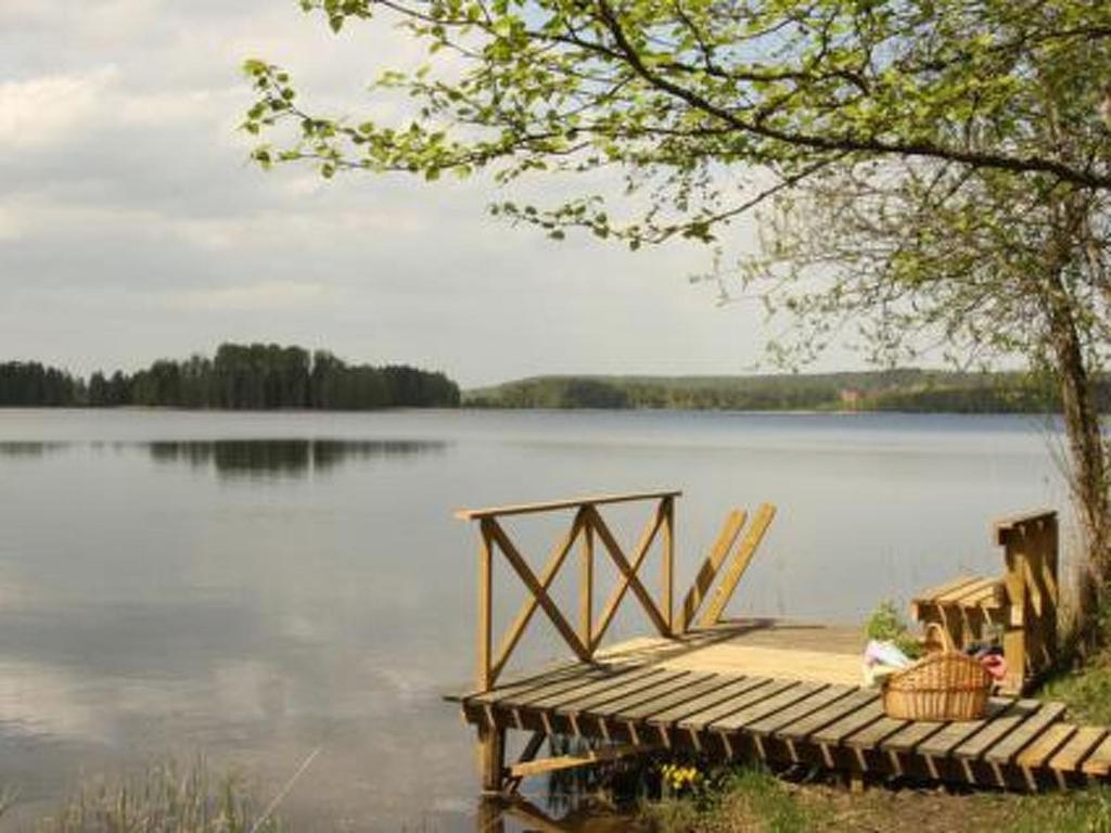 uma doca de madeira sentada ao lado de um lago em Holiday Home Rinnekämppä by Interhome em Pätiälä