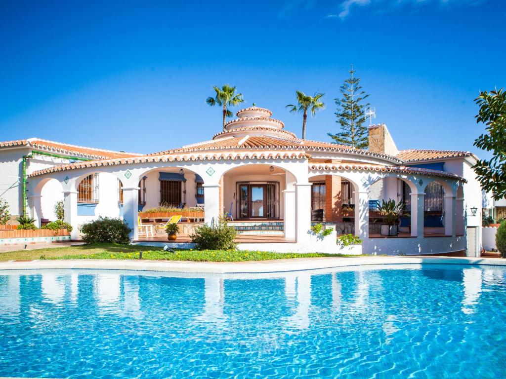 uma casa grande com uma piscina em frente em Villa Zurbarán by Interhome em Rincón de la Victoria