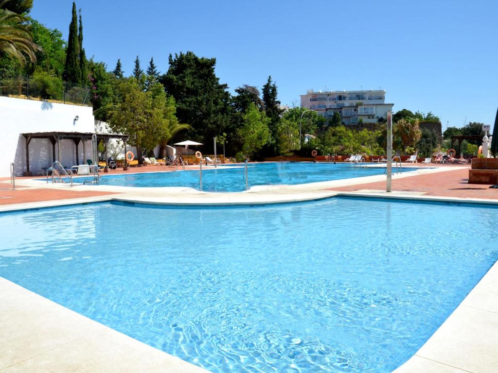 une grande piscine d'eau bleue dans l'établissement Apartment Apartamento Duquesa de España-1 by Interhome, à Torremolinos