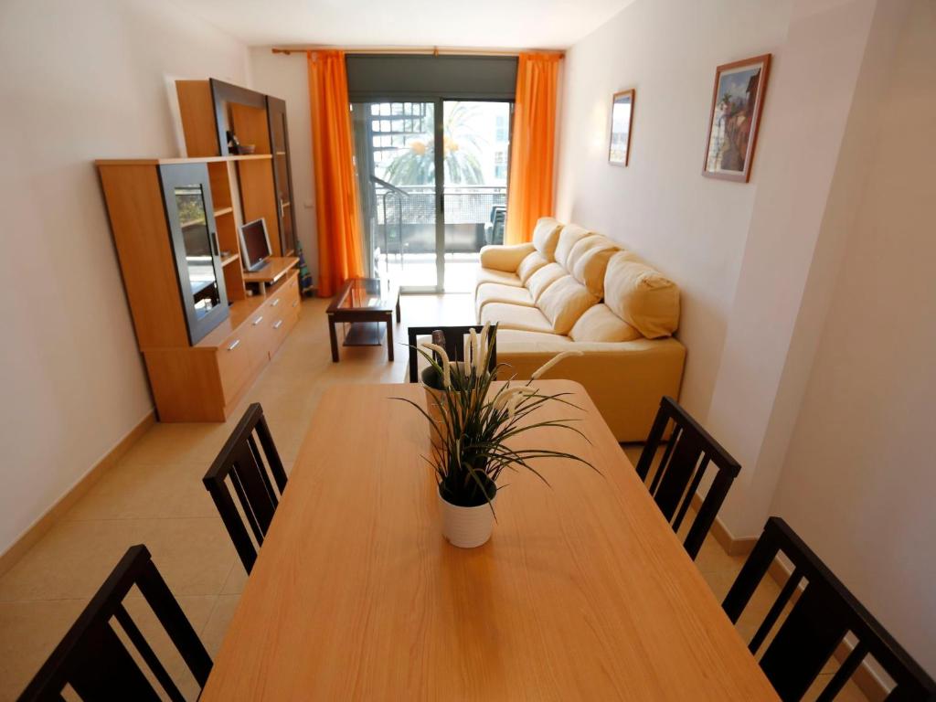 Televízia a/alebo spoločenská miestnosť v ubytovaní Apartment Mar Cambrils by Interhome