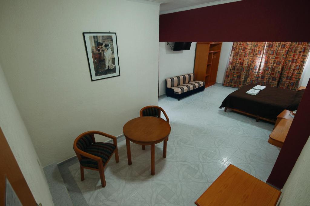 Postel nebo postele na pokoji v ubytování HOTEL EL CONQUISTADOR MONARCA.