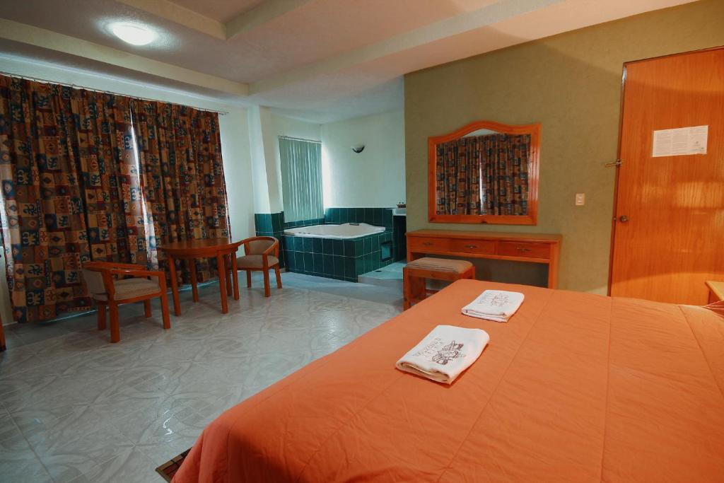 Postel nebo postele na pokoji v ubytování HOTEL EL CONQUISTADOR MONARCA.