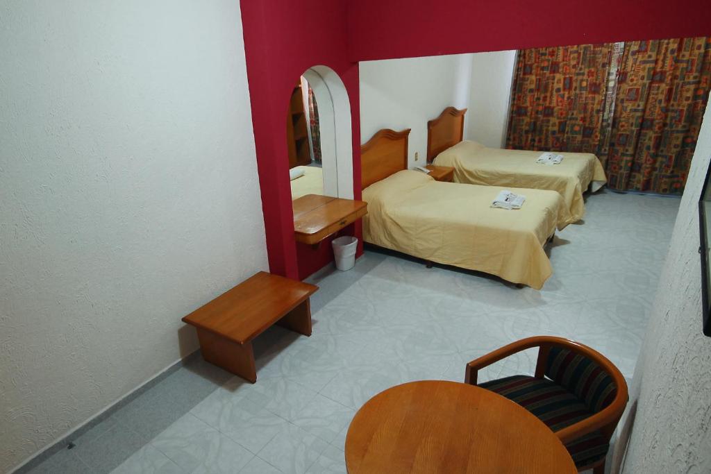 Postel nebo postele na pokoji v ubytování HOTEL EL CONQUISTADOR MONARCA.