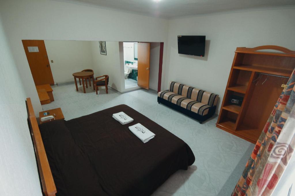 Postel nebo postele na pokoji v ubytování HOTEL EL CONQUISTADOR MONARCA.