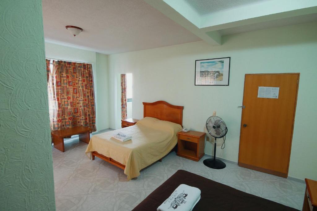 Postel nebo postele na pokoji v ubytování HOTEL EL CONQUISTADOR MONARCA.