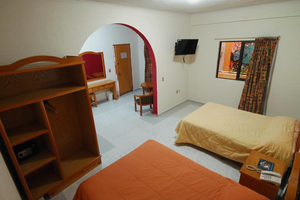 Postel nebo postele na pokoji v ubytování HOTEL EL CONQUISTADOR MONARCA.