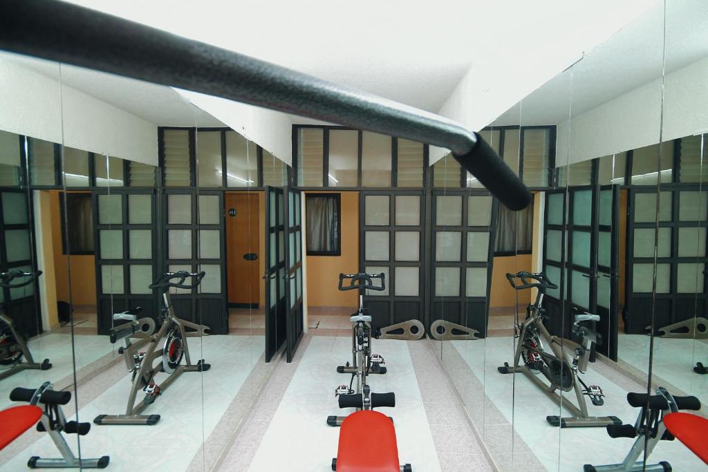 Fitness centrum a/nebo fitness zařízení v ubytování HOTEL EL CONQUISTADOR MONARCA.