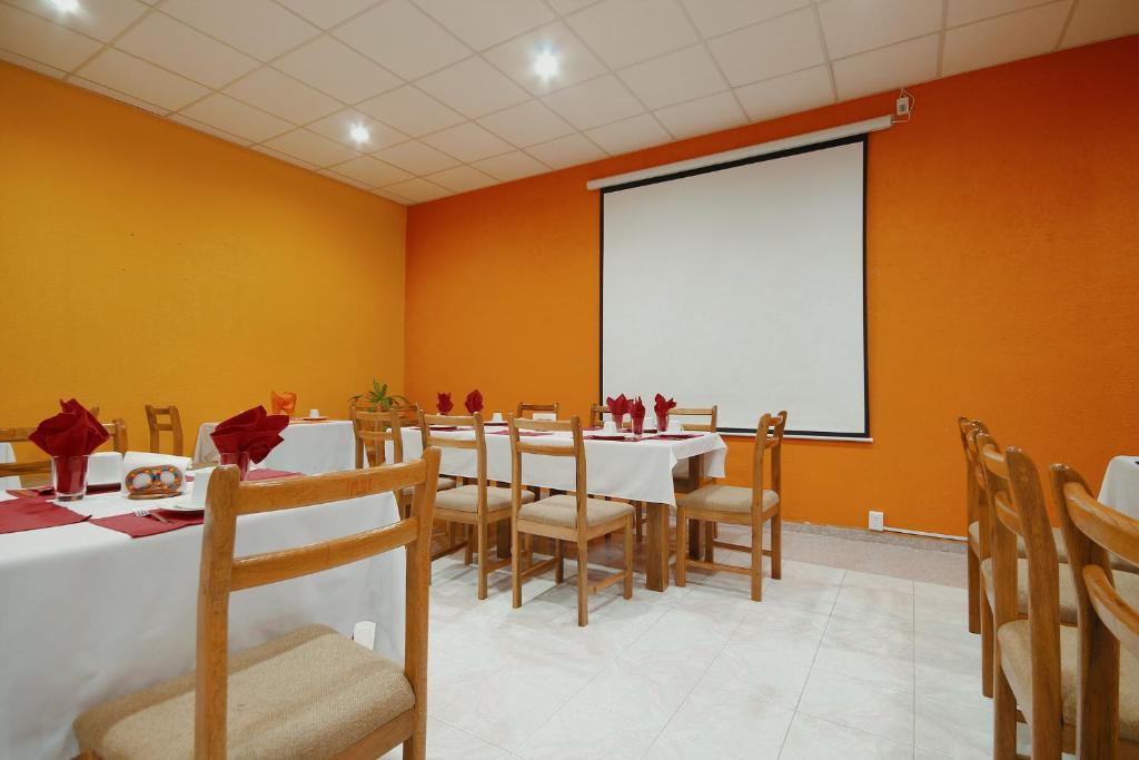 Restaurace v ubytování HOTEL EL CONQUISTADOR MONARCA.