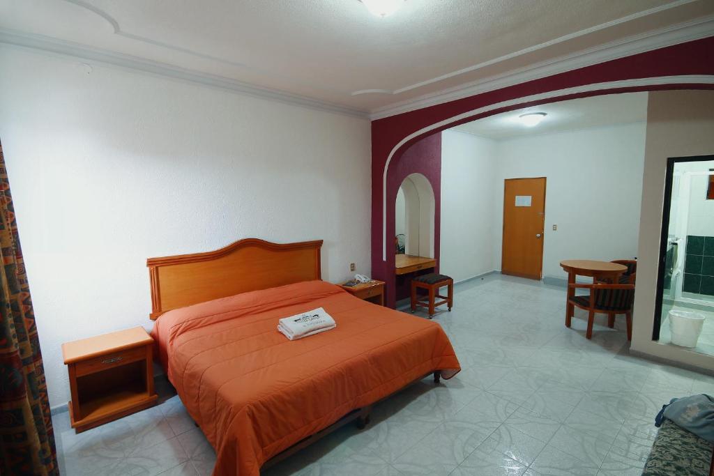 Postel nebo postele na pokoji v ubytování HOTEL EL CONQUISTADOR MONARCA.