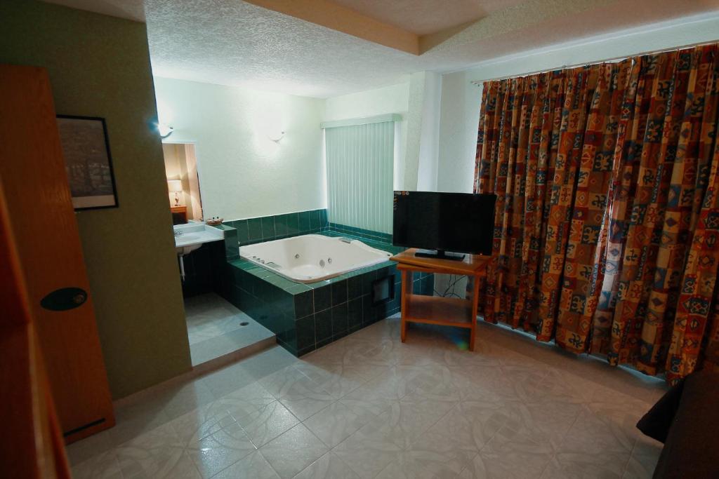 Postel nebo postele na pokoji v ubytování HOTEL EL CONQUISTADOR MONARCA.
