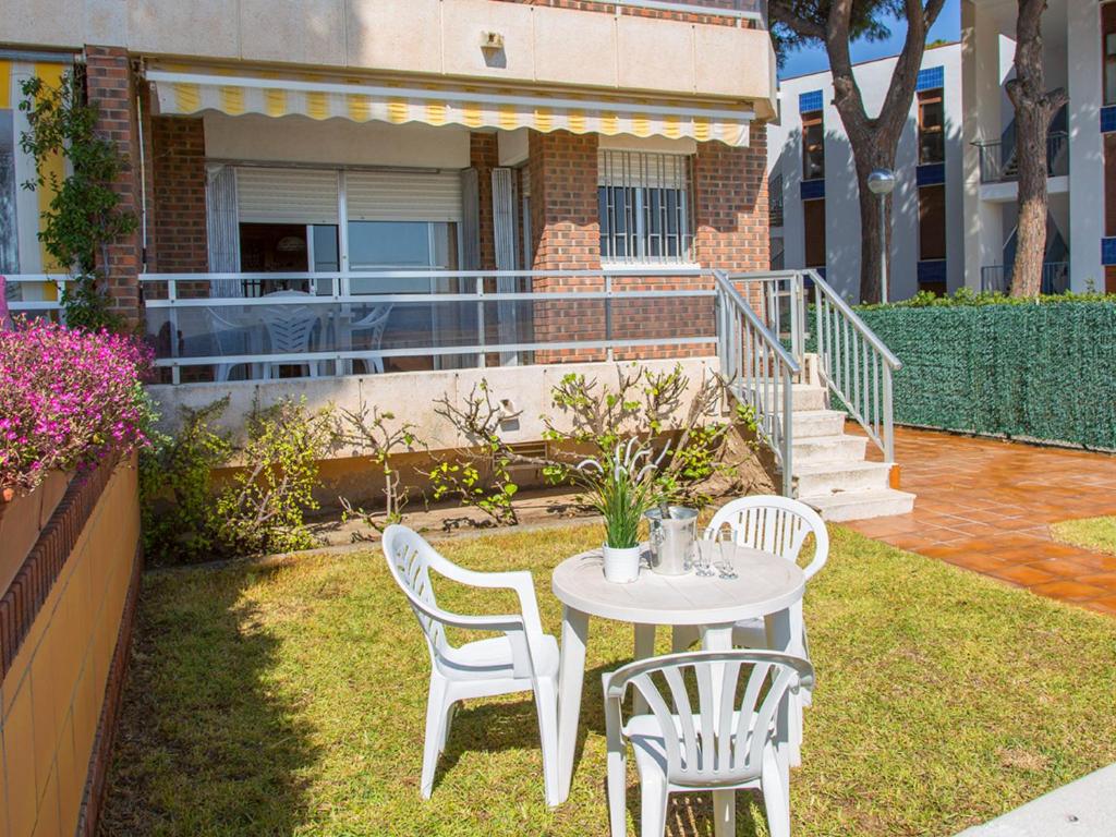 Taman di luar Apartment Blanca de Vilafortuny by Interhome
