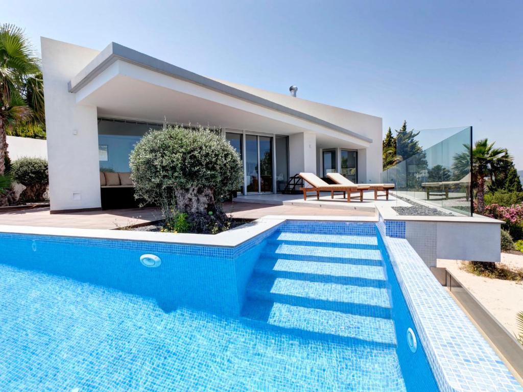 una piscina frente a una villa en Holiday Home Calatrava by Interhome, en Monte Pego