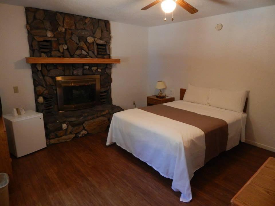 The Brookside Motel / Mt. Rushmore tesisinde bir odada yatak veya yataklar